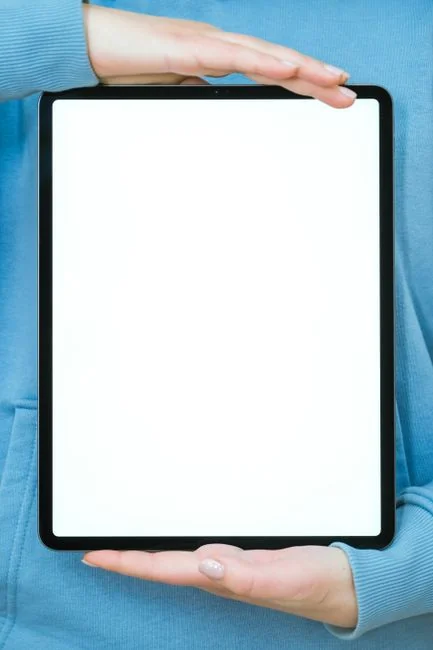 services-04 Icônes vectorielles avec un téléphone moderne près d’un écran d’ordinateur et d’une carte de crédit, sur fond violet avec des lignes grises