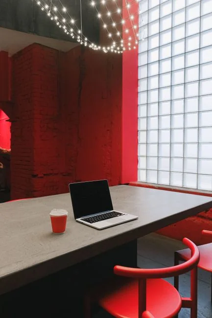 gallery-03 Double écran sur un bureau, illustrant le design web dans un environnement de bureau moderne.